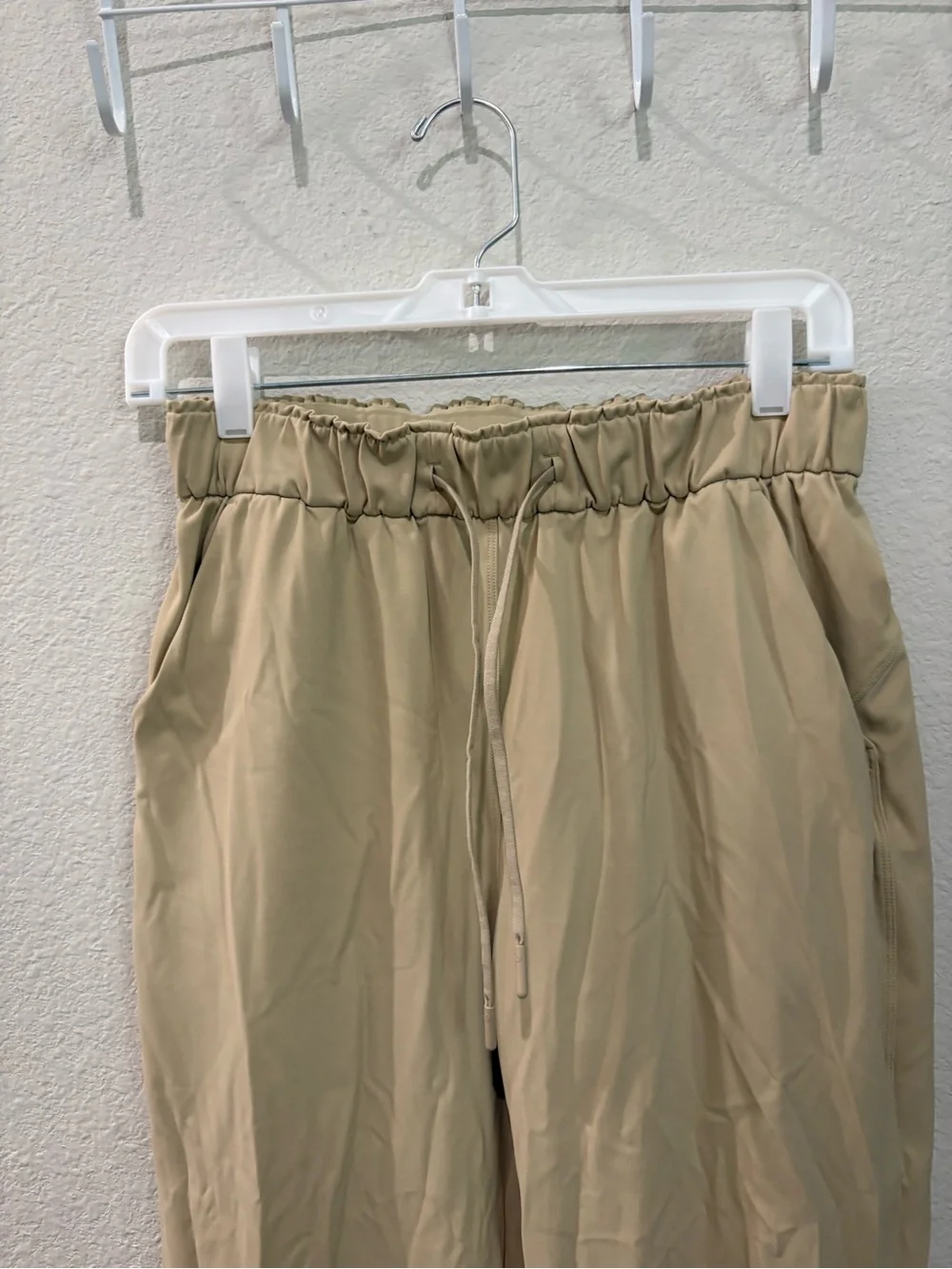 lululemon athletica women’s Lightweight Drawstring Joggers in Khaki
